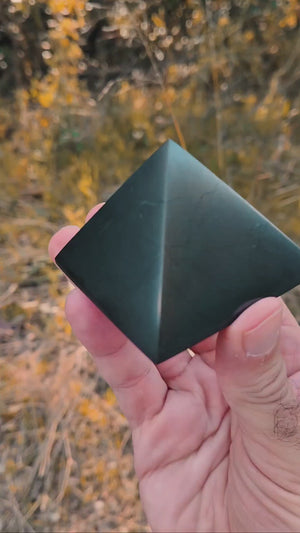 Shungita Pirámide Pulida 60 mm – Nuevo Diseño by Rudy Bianco – 100 % Natural de Karelia (Rusia) – Protección Electromagnética + Activada | LifeXpan® Quantum Shield